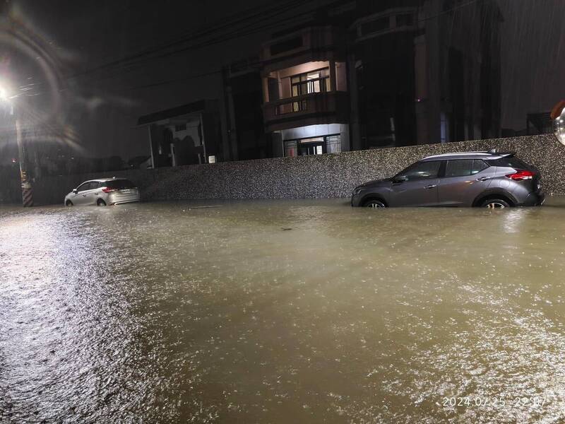 吓怕了！凯米造成彰市仑美路大淹水 再遇夜半大雨心惊惊 自由时报电子报